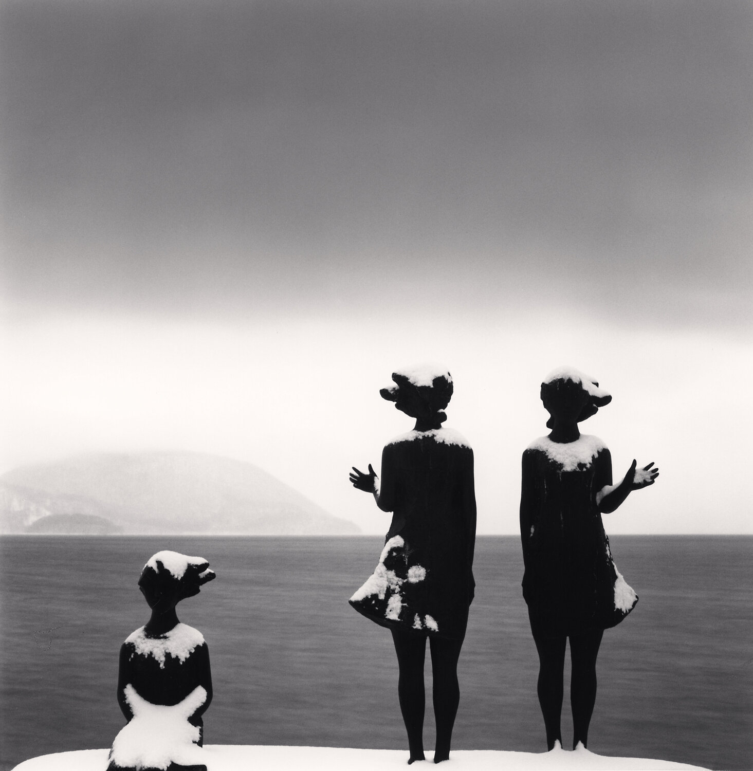 Three Statues, Toya Lake, Hokkaido, Japan Michael Kenna Fotografie zu verkaufen