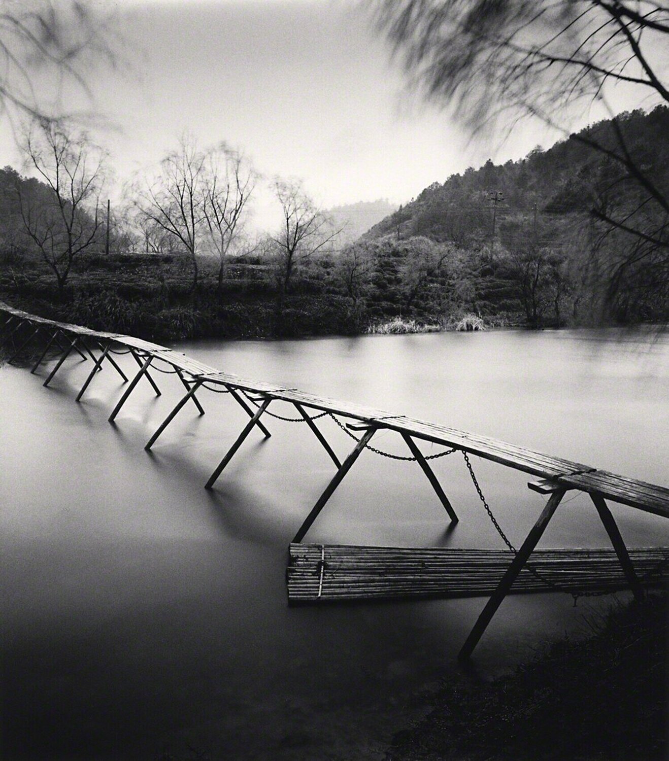 Wooden Bridge, Study 2, Tuokou Village, Jiangxi, China Michael Kenna Fotografie zu verkaufen
