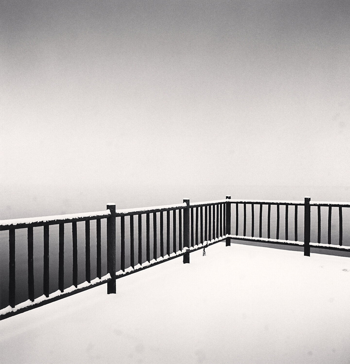 Fence in Snowfall, Toya Lake, Hokkaido, Japan Michael Kenna Fotografie zu verkaufen