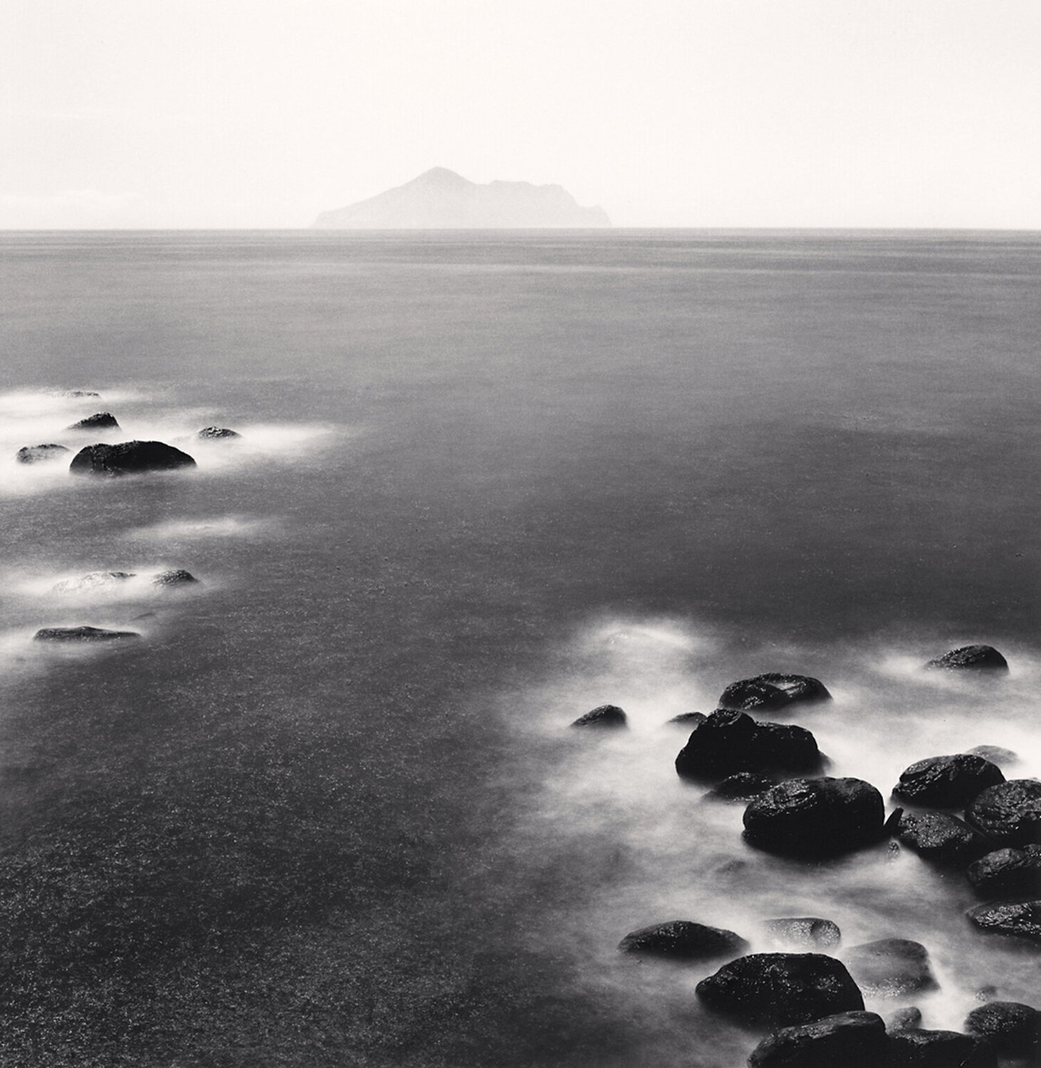 Waiao Beach Rocks and Guishan Island, Taiwan Michael Kenna Fotografie zu verkaufen