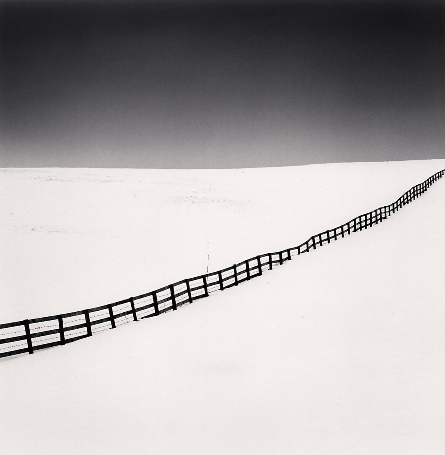 Running Fence, Biei, Hokkaido, Japan Michael Kenna Fotografie zu verkaufen