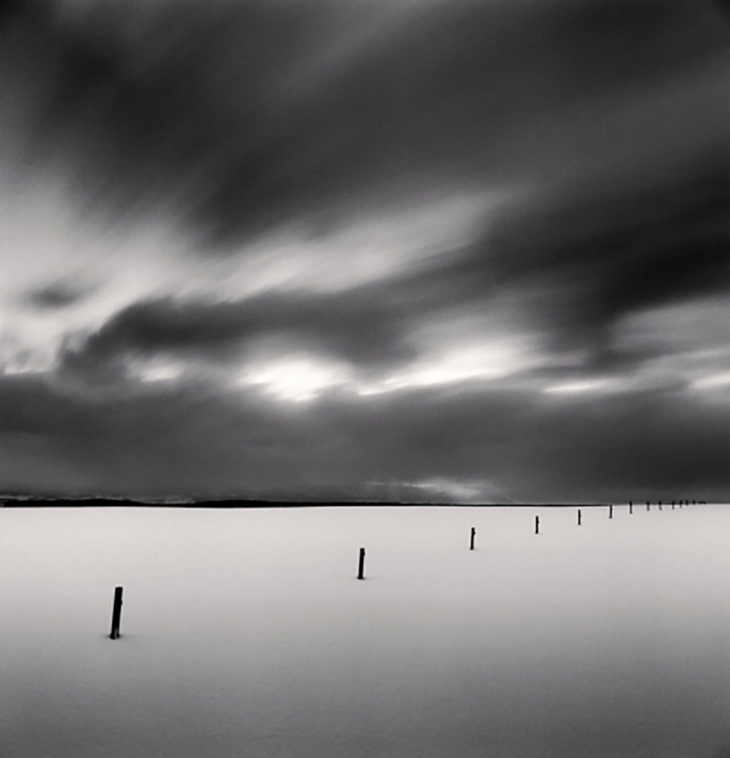 Sixteen Posts, Shirogane, Hokkaido, Japan Michael Kenna Fotografie zu verkaufen