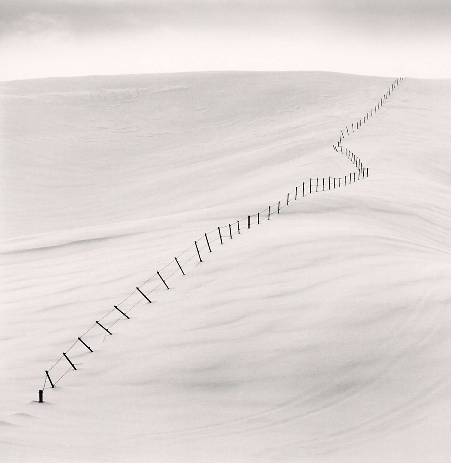 Hillside Fence, Study 7, Teshikaga, Hokkaido, Japan Michael Kenna Fotografie zu verkaufen