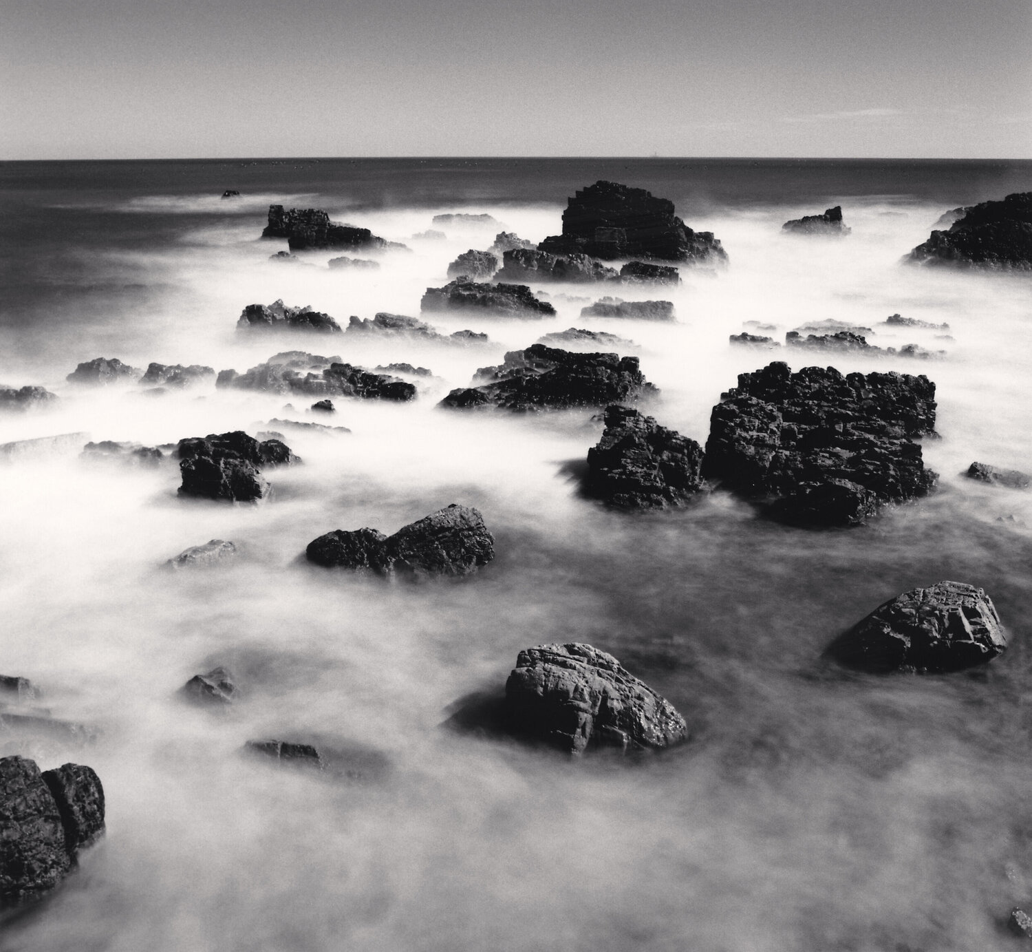Jung Ja Beach Tide, Jikyeong, Ulsan, South Korea Michael Kenna Fotografie zu verkaufen