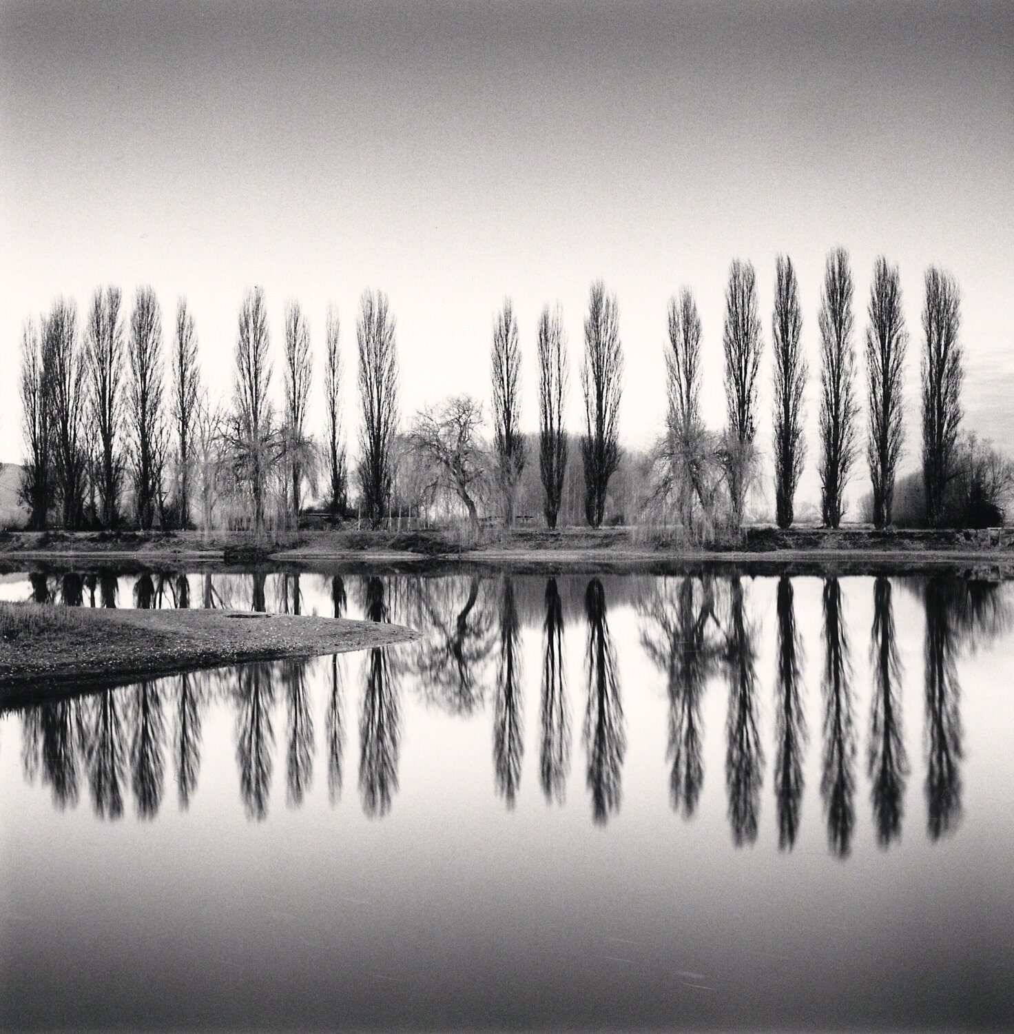 Ortucchio Lake Reflection, Fucino, Abruzzo, Italy Michael Kenna Fotografie zu verkaufen