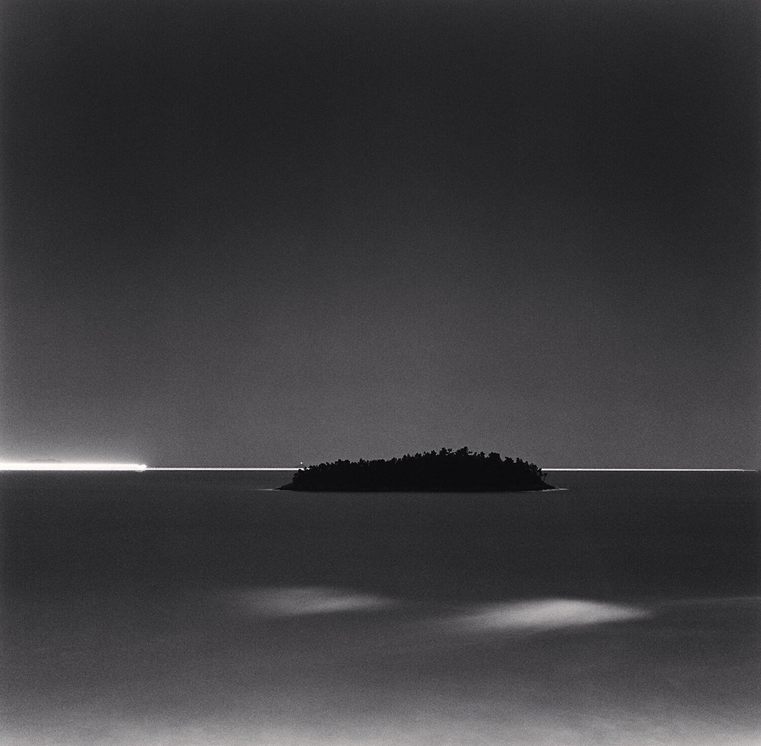 Horizon Lights, Jeung-do, Shinan, South Korea Michael Kenna Fotografie zu verkaufen