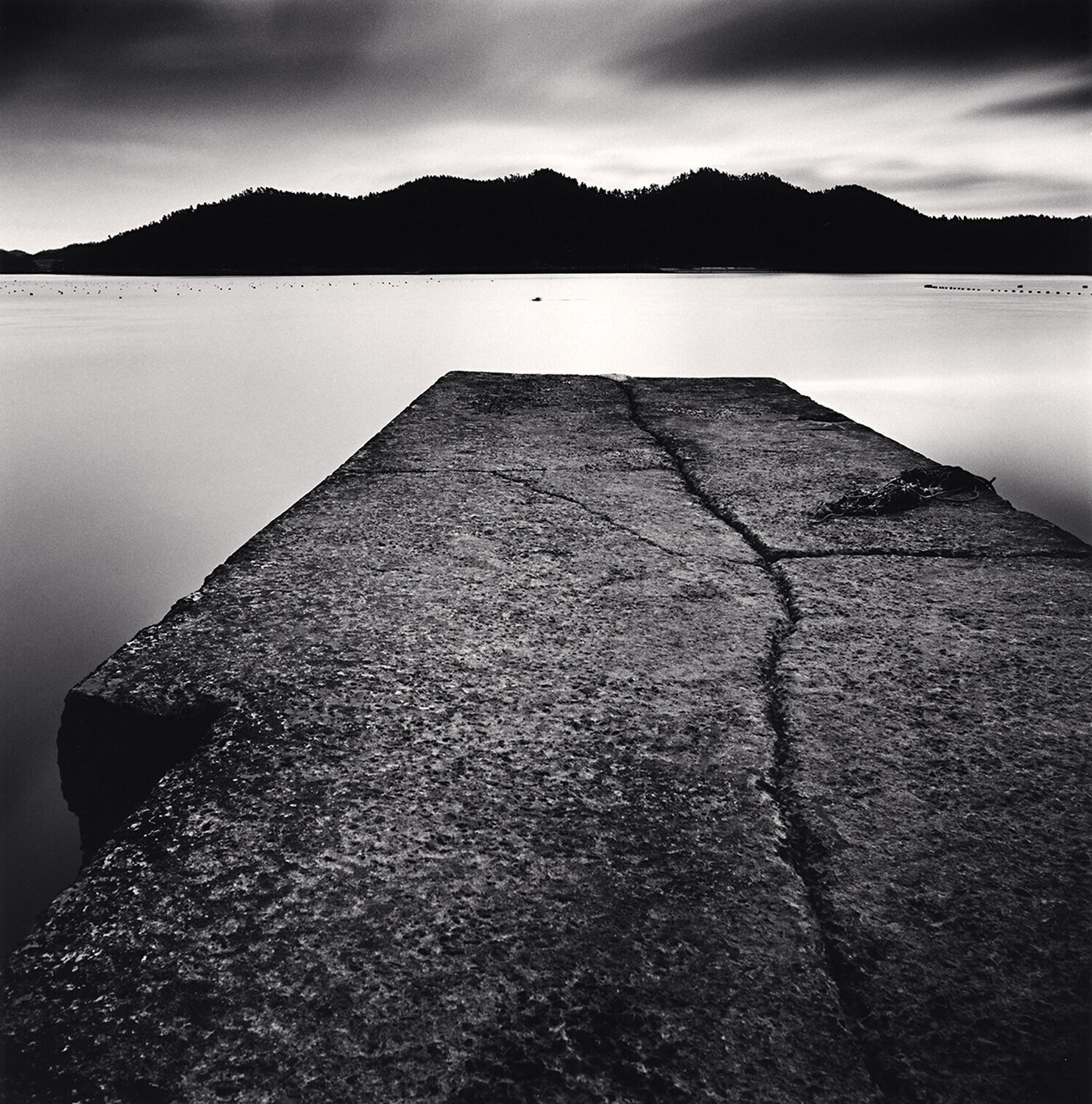 Cracked Pier, Haeui-do, Shinan, South Korea Michael Kenna Fotografie zu verkaufen