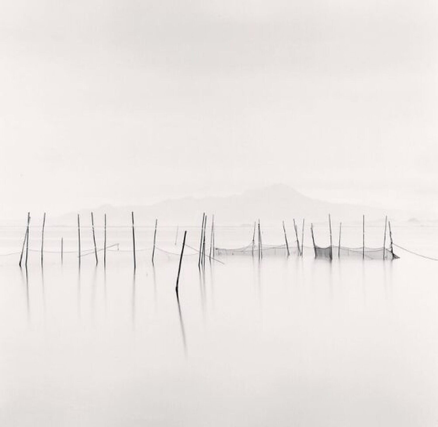 Fishing Nets and Mt. Daisen, Yatsika, Japan Michael Kenna Fotografie zu verkaufen