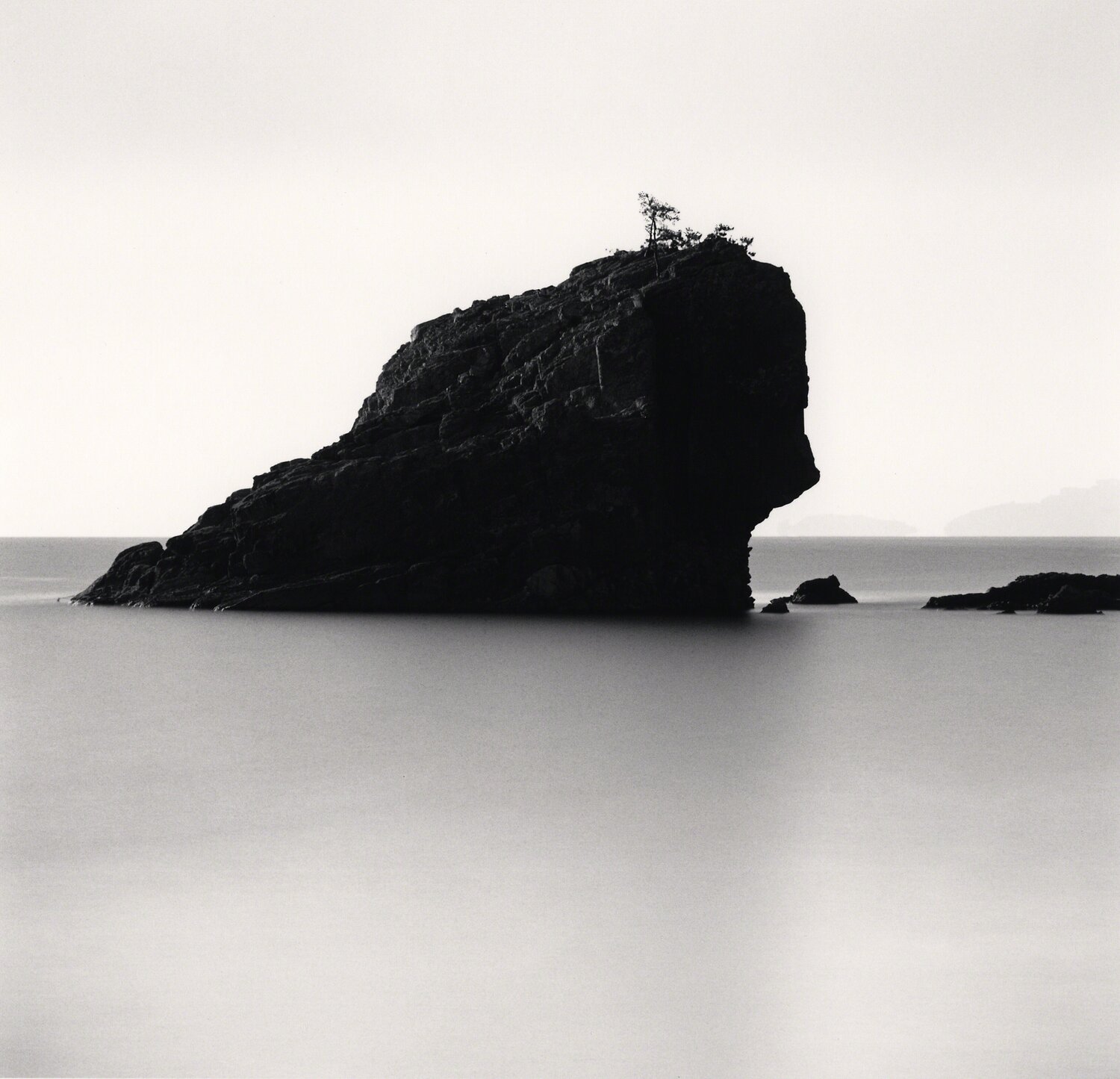 Namyeong Lion Rock, Mongdol Beach, Jeollanam- do Michael Kenna Fotografie zu verkaufen