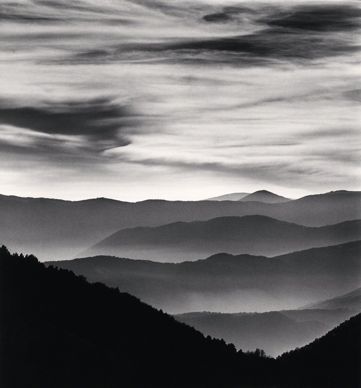 Distant Mountains, Passo delle Capannelle, Pizzoli, Abruzzo, Italy Michael Kenna Fotografie zu verkaufen