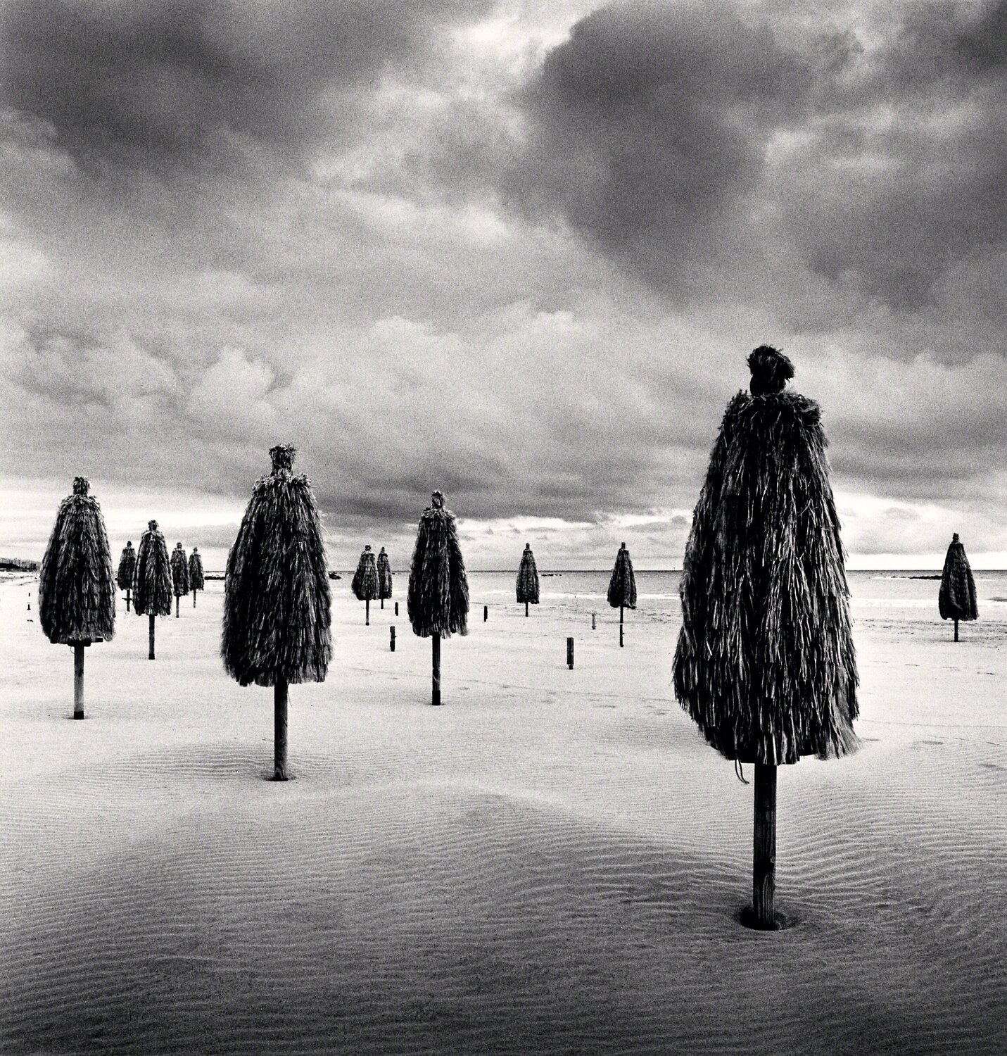 Thirteen Beach Umbrellas, Montesilvano, Abruzzo, Italy Michael Kenna Fotografie zu verkaufen