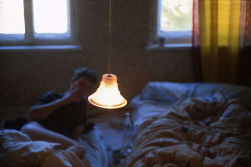 David in bed, Leipzig, Germany von Nan Goldin, Fotografie kaufen auf Singulart