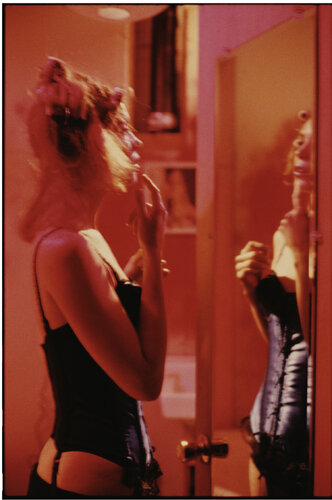 Sandy in the Mirror 3 van Nan Goldin, Fotografie te koop op Singulart