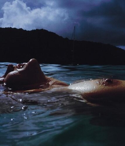 Valerie Floating in the Sea, Mayreau Island van Nan Goldin, Fotografie te koop op Singulart