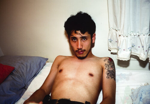 Kee in bed, East Hampton, New York van Nan Goldin, Fotografie te koop op Singulart