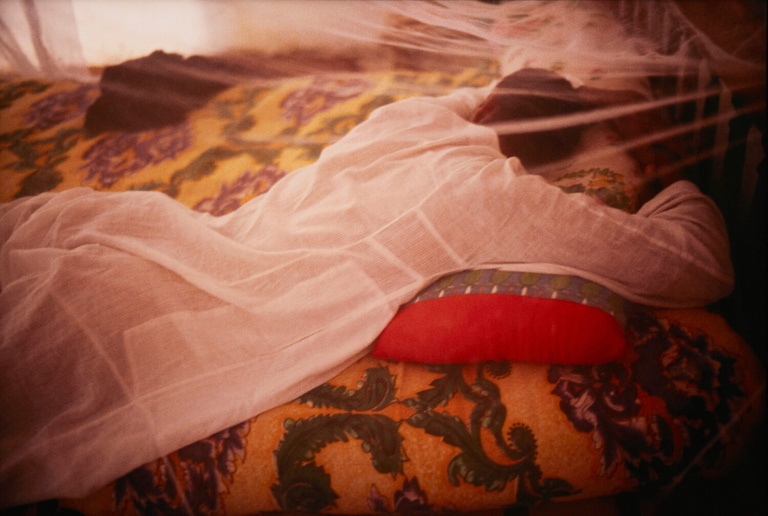 Jabalowe under the mosquito net, Luxor, Egypt Nan Goldin Fotografie zu verkaufen