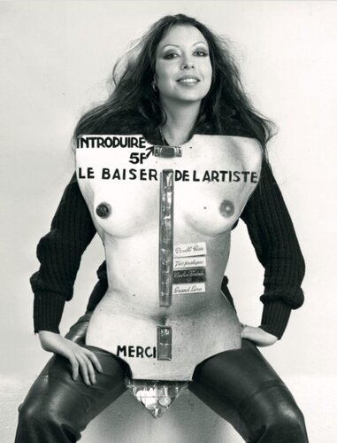 Le Baiser de l'artiste souriant. Le distributeur automatique ou presque ! van ORLAN, Afdruk te koop op Singulart