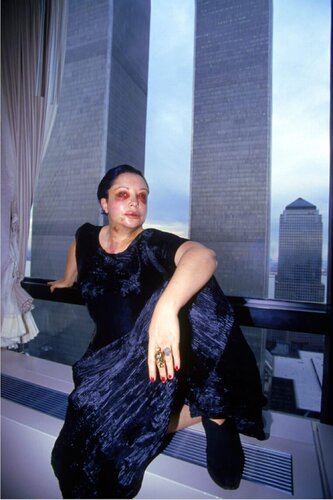 La Réincarnation de Sainte ORLAN ou images nouvelles images / 7ème Opération-chirurgicale-performance dite Omniprésence. Refiguration d'ORLAN, défiguration de New-York. van ORLAN, Fotografie te koop op Singulart