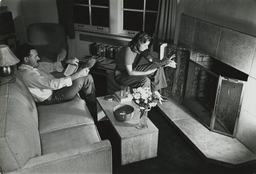 Ernest Hemingway and Martha Gellhorn, Sun Valley, Idaho, USA de Robert Capa, Fotografía a la venta en Singulart