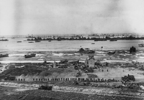 Omaha Beach, Normandy, France, June 6 de Robert Capa, Fotografía a la venta en Singulart