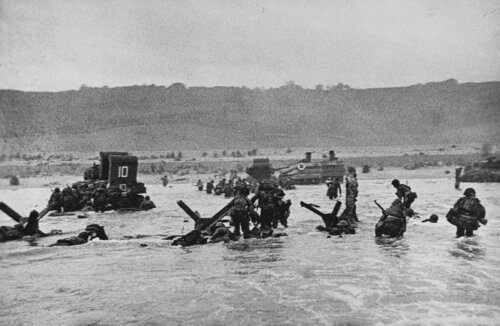The first wave of American troops landing on D-Day, Omaha Beach, Normandy, France de Robert Capa, Fotografía a la venta en Singulart
