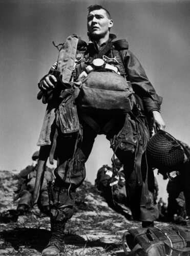 An American Parachutist preparing to board the plane for the jump accross the Rhine River. Arras, France de Robert Capa, Fotografía a la venta en Singulart