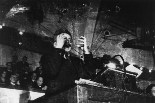 Leon Trotsky lecturing. Copenhagen, Denmark de Robert Capa, Fotografía a la venta en Singulart