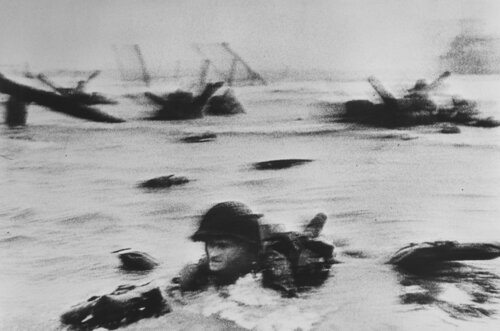 American troops landing on Omaha Beach, D-Day. France, Normandy de Robert Capa, Fotografía a la venta en Singulart