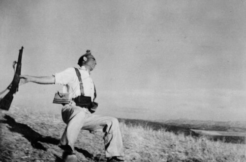 Death of a loyalist militiaman. Córdoba front, Spain de Robert Capa, Fotografía a la venta en Singulart