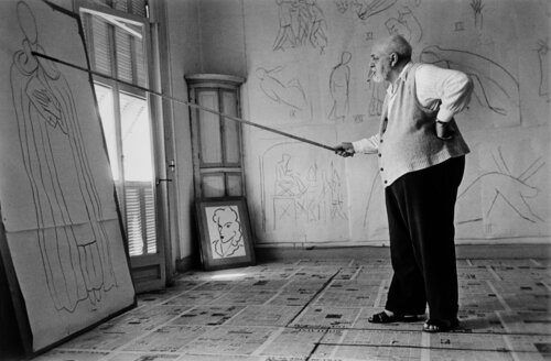 Henri Matisse in his studio. Nice, France de Robert Capa, Fotografía a la venta en Singulart