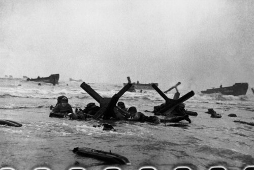 US troops assault Omaha Beach during the D-Day landings. Normandy, France de Robert Capa, Fotografía a la venta en Singulart