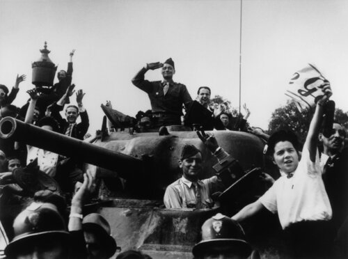 French soldiers and civilians celebrating the liberation of the city on the Champs Elysees. August 26th, 1944. de Robert Capa, Fotografía a la venta en Singulart