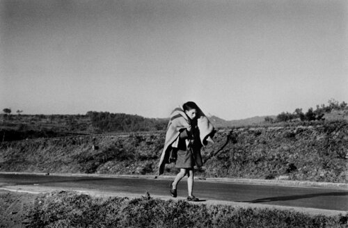 On the road from Barcelona to the French border. de Robert Capa, Fotografía a la venta en Singulart