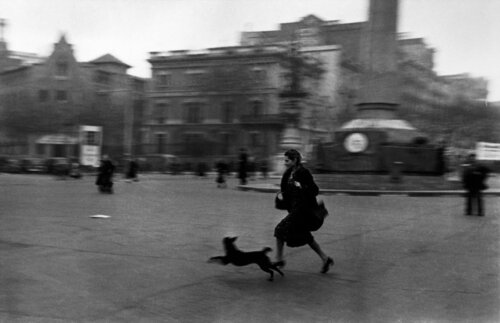 Running for shelter during the air raid alarm. Barcelona. van Robert Capa, Fotografie te koop op Singulart