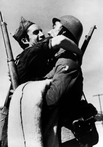 Spain, Aragon Front, Republican soldiers van Robert Capa, Fotografie te koop op Singulart