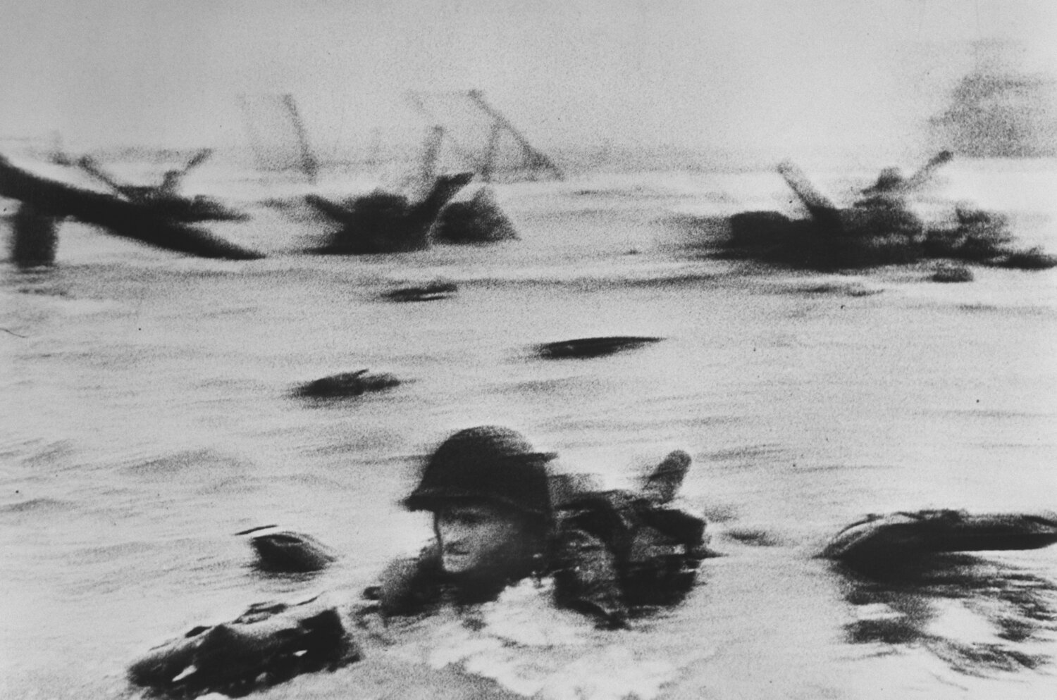 American troops landing on Omaha Beach, D-Day. France, Normandy Robert Capa Fotografie zu verkaufen