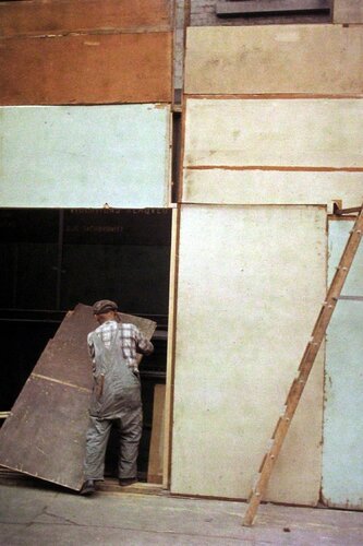 Mondrian Worker di Saul Leiter, Fotografia in vendita su Singulart