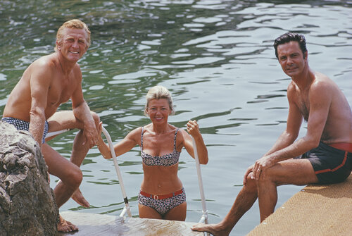 Slim Aarons 'Actors in Antibes' di Slim Aarons, Fotografia in vendita su Singulart