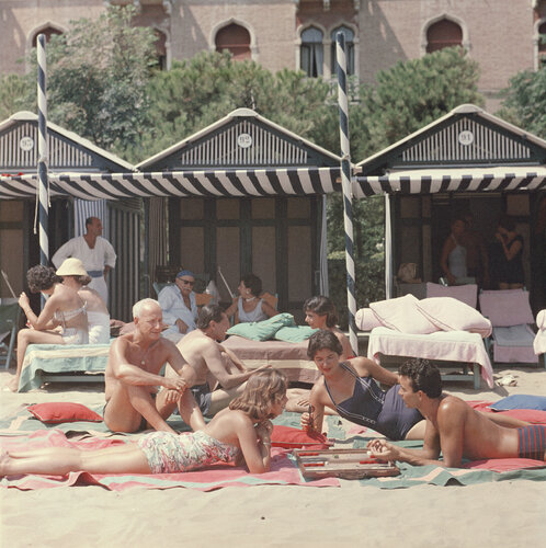 Slim Aarons 'Beach Backgammon' di Slim Aarons, Fotografia in vendita su Singulart