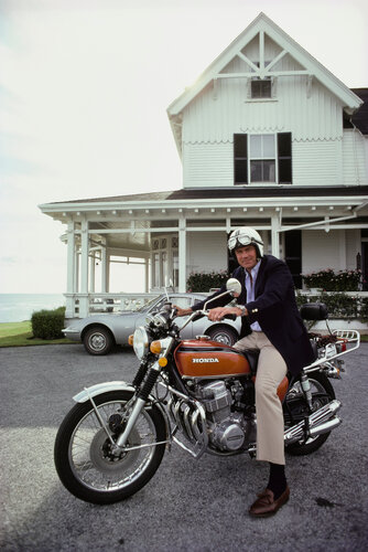 Slim Aarons 'Howard Cushing in Newport' Mid-century Modern Photography von Slim Aarons, Fotografie kaufen auf Singulart