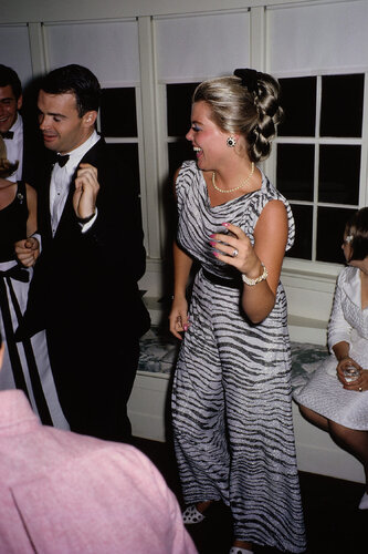 Slim Aarons 'Newport Party' Mid-century Modern Photography di Slim Aarons, Fotografia in vendita su Singulart