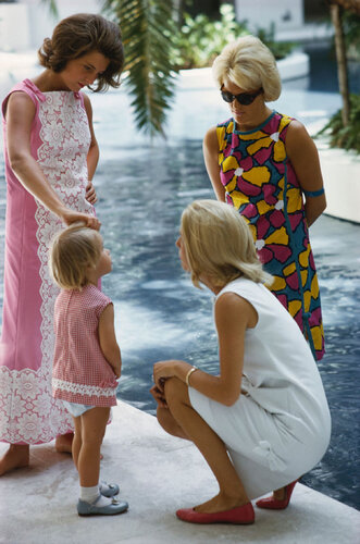 NEW Slim Aarons 'Pulitzer Fashions' Mid-century Modern Photography von Slim Aarons, Fotografie kaufen auf Singulart