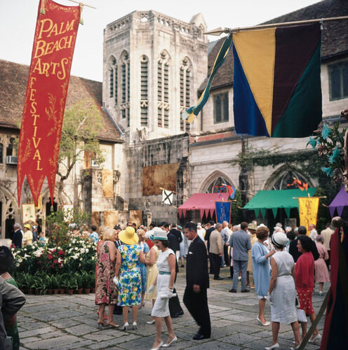 New : Slim Aarons 'Palm Beach Arts Festival' Mid-century Modern Photography van Slim Aarons, Fotografie te koop op Singulart