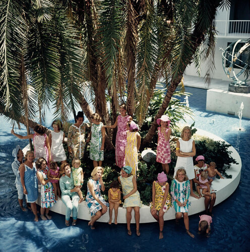 NEW Slim Aarons 'Lilly Pulitzer And Her Designs'  Mid-century Modern Photography von Slim Aarons, Fotografie kaufen auf Singulart