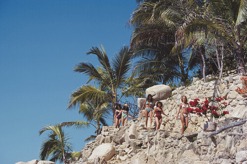 Slim Aarons 'Down To The Pool' di Slim Aarons, Fotografia in vendita su Singulart