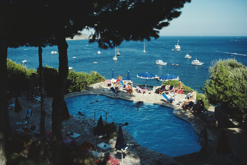 Slim Aarons 'Il Pellicano Pool' par Slim Aarons, Photographie en vente sur Singulart