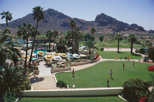 Slim Aarons 'Camelback Inn' van Slim Aarons, Fotografie te koop op Singulart