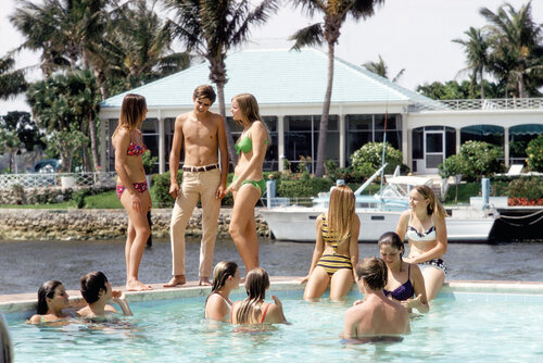 Slim Aarons 'Phil Richards' Pool' di Slim Aarons, Fotografia in vendita su Singulart