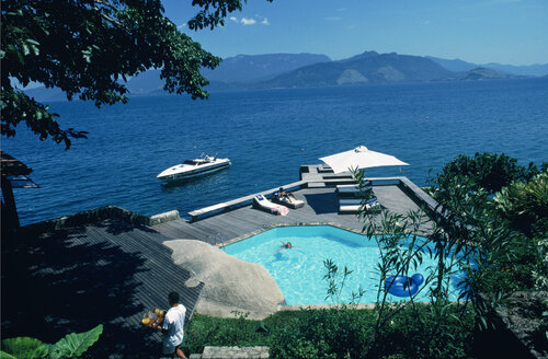 Slim Aarons 'Pool By The Sea' van Slim Aarons, Fotografie te koop op Singulart