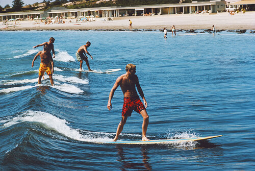 Slim Aarons 'Surfing Brothers' von Slim Aarons, Fotografie kaufen auf Singulart